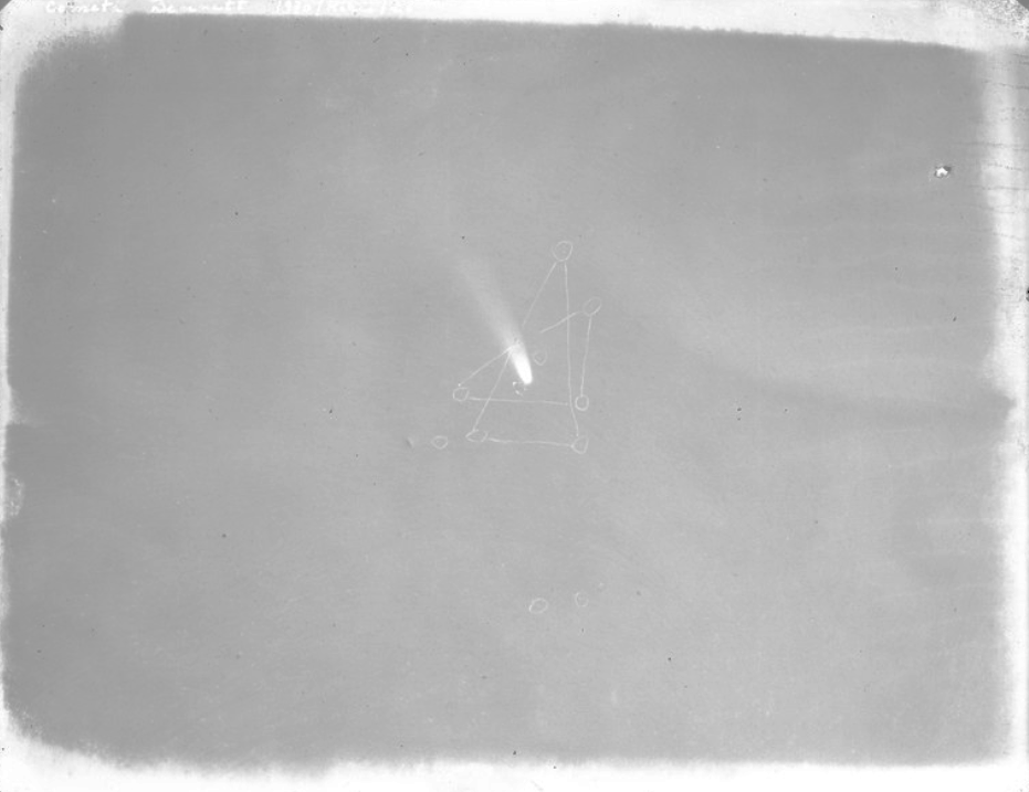A passagem do cometa Bennett registrada por lunetas e satélites em 1970